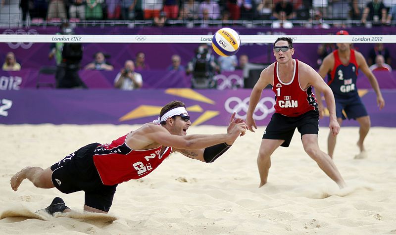 El canadiense Martin Reader recepciona la bola en el encuentro que ha disputado junto a su compañero Joshua Binstock frente a la pareja británica.