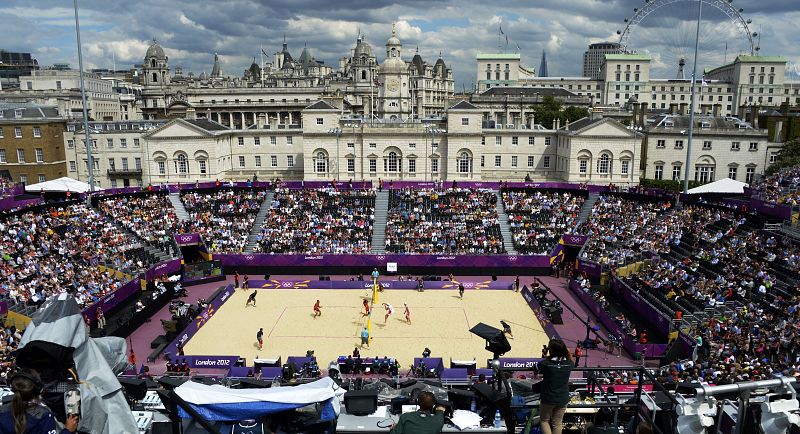 Vista general de la pista central de vóley-playa, situadas en las caballerizas reales, en el centro de Londres.