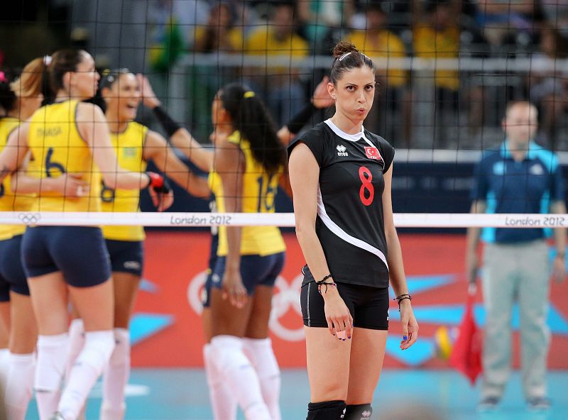 La turca Kirdar Cemberci reacciona durante el juego de la ronda preliminar de voleibol ante Brasil.
