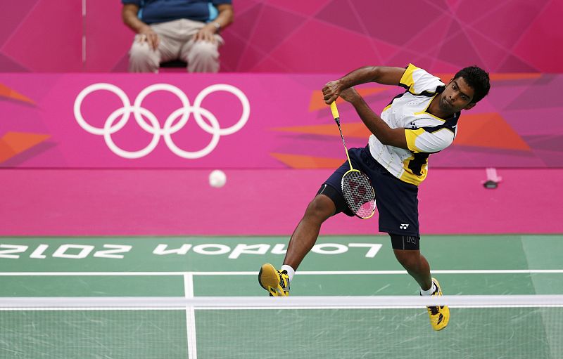 Mohamed Ajfan Rasheed de Maldivas durante un partido de bádminton.