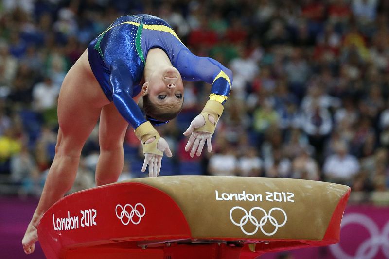 La brasileña Cristina Gonser durante su salto, en la calsificación de gimnasia artística individual por aparatos.
