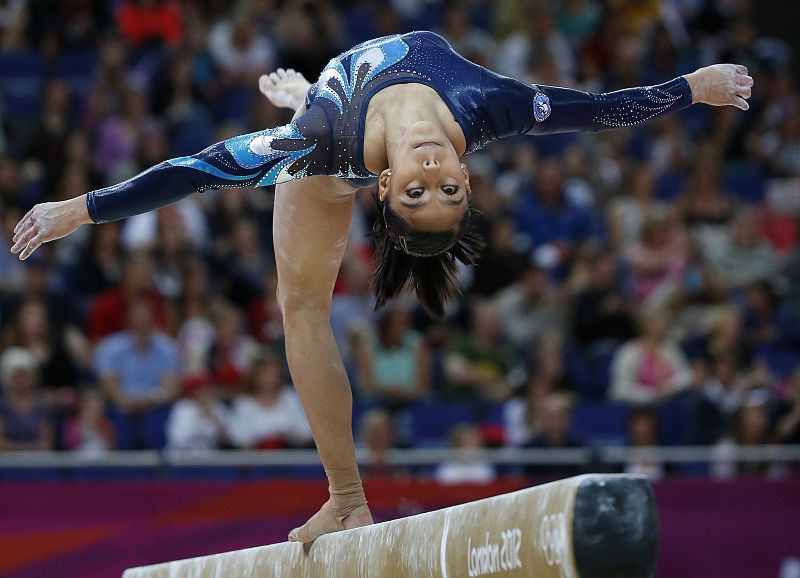 La gimnasta guatemala Ana Sofia Gomez sorprende con un buen ejerciio sobre la barra.