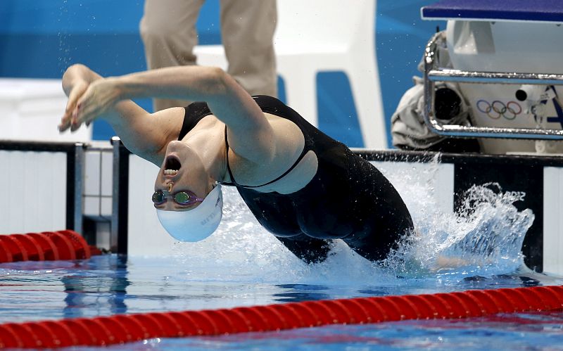 La nadadora estadounidense Missy Franklin participa en una de las series femeninas de los 100 metros espalda.
