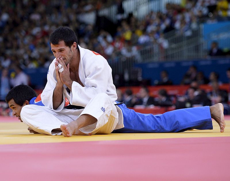 El judoca español Daniel García González  se enfrenta al paraguayo Abraham Acevedo en un combate de la ronda eliminatoria de judo en la categoría masculina de -66 kilos.