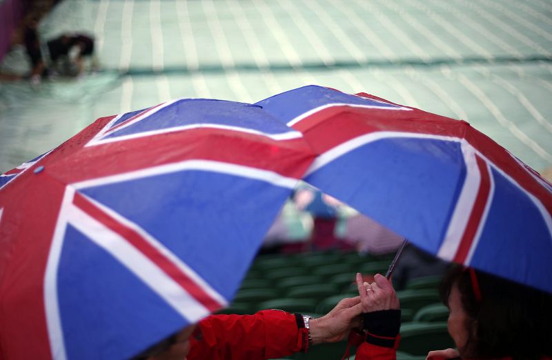 Los partidos de tenis previstos para hoy en la segunda ronda del torneo olímpico de tenis, que se disputan en el All England Club de Wimbledon, han tenido que retrasar su inicio debido a la lluvia que hoy ha hecho su aparición en Londres. En la image