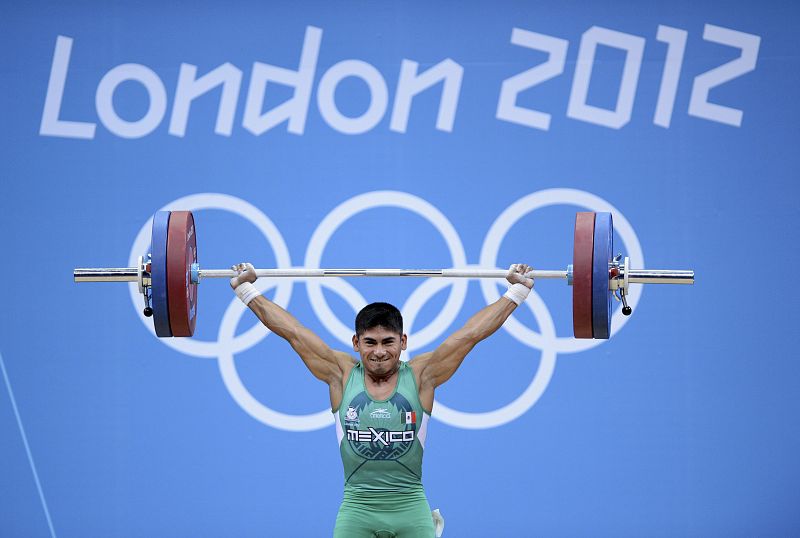 El levantador mexicano José Lino Montes Góngora, compite en la prueba del grupo A de la categoría masculina de 56kgs, correspondiente a los Juegos Olímpicos de Londres 2012, en Londres.