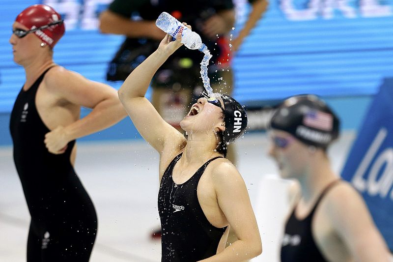 China's Fu Yuanhui pours water on her head before their women's 100m backstroke semi-final during the London 2012 Olympic Games
