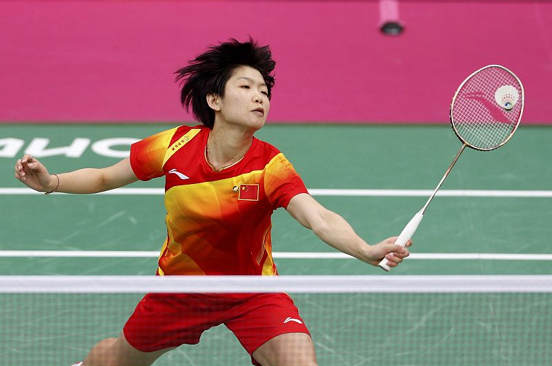 La china Wang Xin disputando un partido de bádminton en el Wembley Arena.