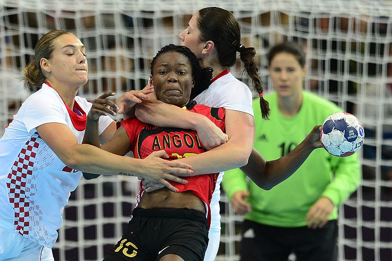La angolana Isabel Fernandes y la croata Sonja Basic durante el partido de balonmano.