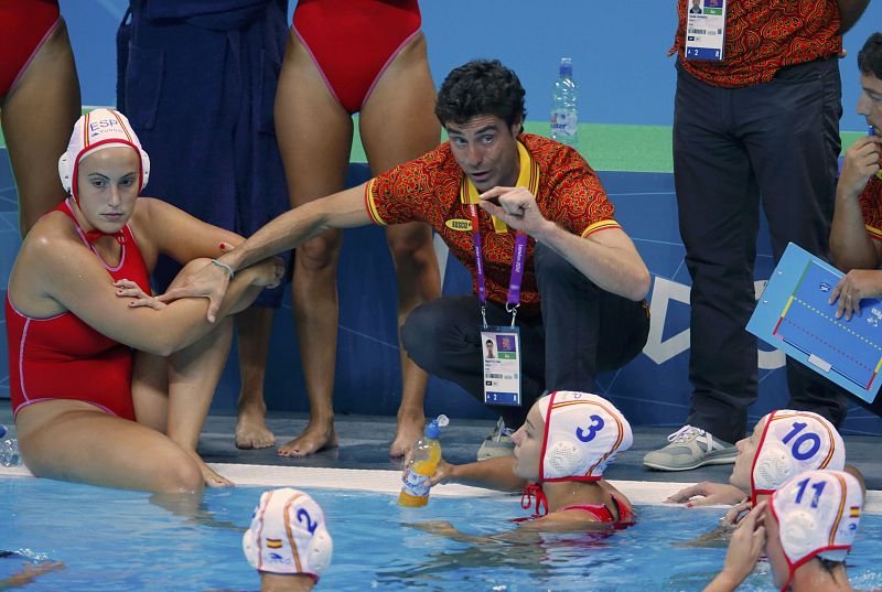 La selección española femenina de waterpolo con su entrenador Miguel Oca durante su primer partido ante China