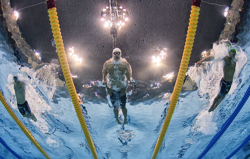 El nadador chino Peng Wu y el sudafricano Chad Le Clos compiten en una serie de los 200 metros mariposa.