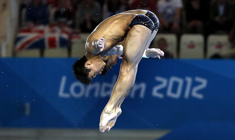 Los chinos Cao Yuan y Zhang Yanquan compiten en la disciplina de salto de plataforma sincronizada de 10 metros, durante los Juegos Olímpicos, en el Centro Acuático de Londres.