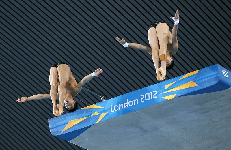 Los chinos, Cao Yuan y Zhang Yanquan, compiten antes de ganar la medalla de oro, en la disciplina de salto de plataforma sincronizada de 10 metros de los Juegos Olímpicos, en el centro acuático de Londres 2012.