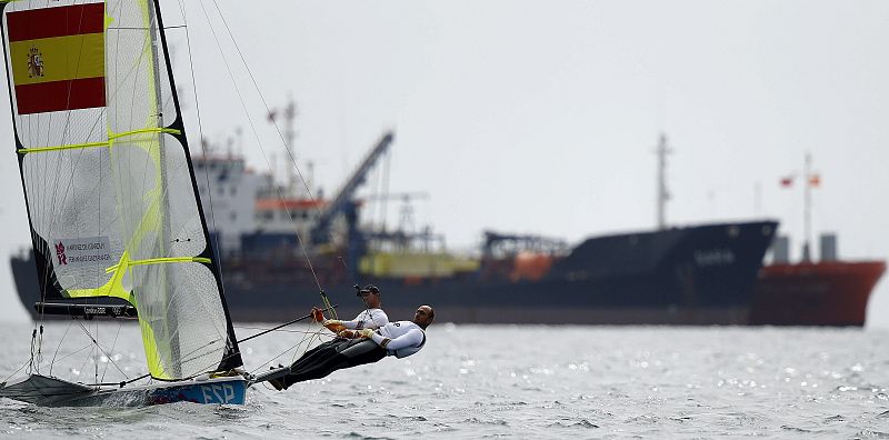 Los españoles Iker Martinez y Xabi Fernandez, se dirigen a los puestos de salida, en la primera jornada de competición en la categoría 49er. La pareja española ha finalizado decima, con un parcial 15-6, y en la general con un total de 21 puntos. Sede
