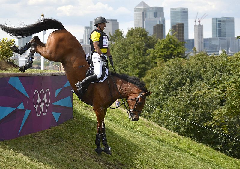 El jinete ecuatoriano Ronald Zabala-Goetschel, con su caballo "Master Rose ", participando en el tramo de campo a través que forma parte de la competición ecuestre de tres días del concurso completo que tiene lugar en el parque de Greenwich en Londre