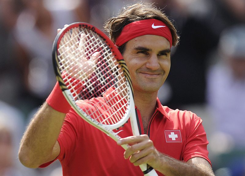 El tenista suizo Roger Federer celebra su victoria sobre el francés Julien Benneteau, en su partido de segunda ronda de los Juegos Olímpicos, jugado  en Wimbledon, Reino Unido.