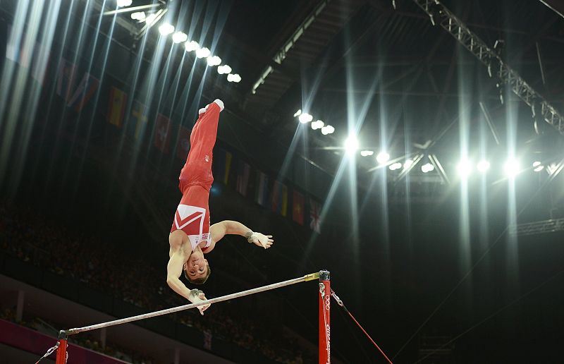 El británico Sam Oldham, en la barra durante su rotación en la final masculina de gimnasia artística, en la que Reino Unido ha logrado un histórico bronce.