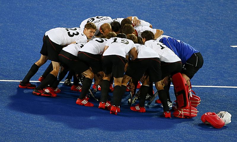 Los jugadores de la selección alemana de hockey hierba se animan en corro antes del partido contra Bélgica.