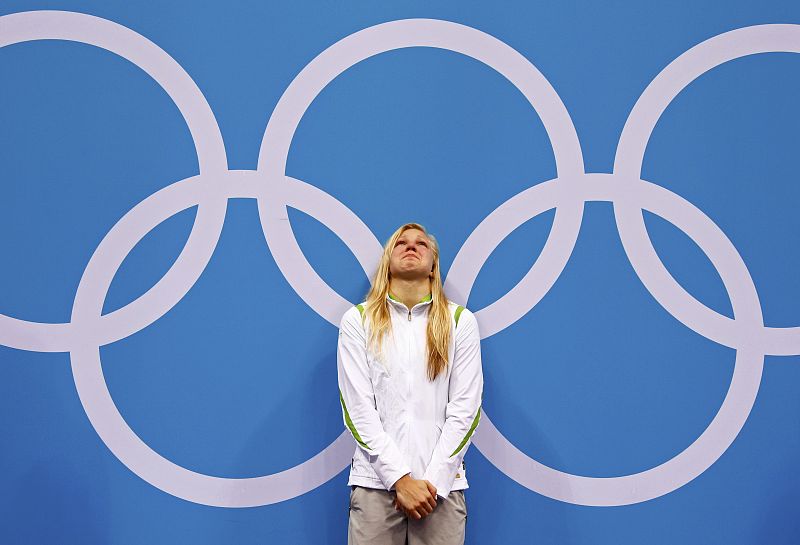 La lituana Ruta Meilutyte llora en el podio momentos antes de recibir la medalla de oro por su victoria en los 100 metros braza.