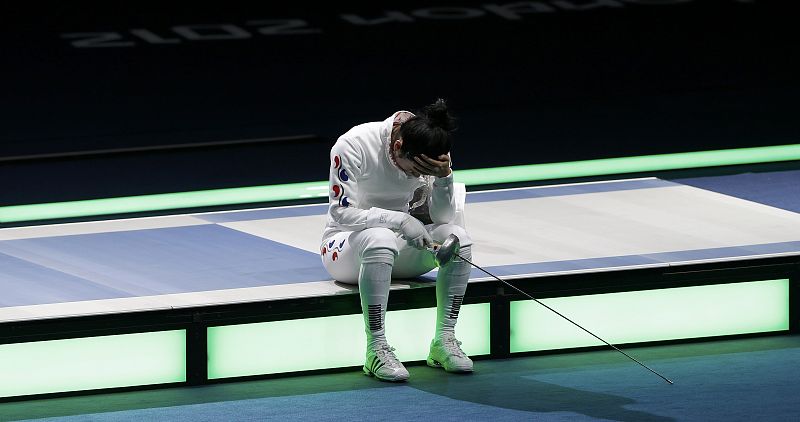 La tiradora surcoreana Shin A Lam no se movió del escenario del combate después de perder contra la alemana Britta Heidemann