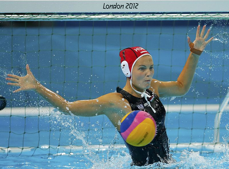 Flora Bolonya portera de la selección húngara en una parada contra EE.UU.