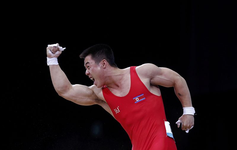 El haltera norcoreano Un Guk Kim campeón olímpico en 62Kg en Londres 2012