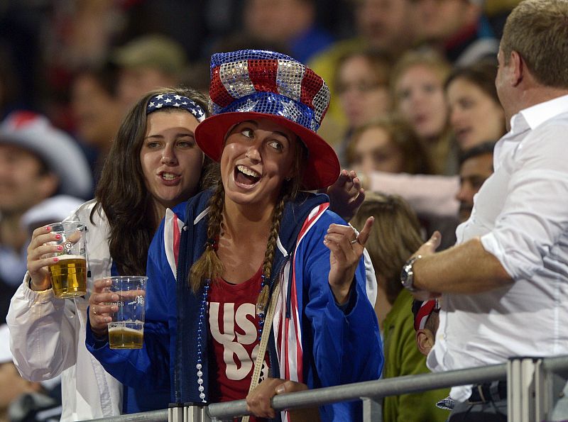 Fans de Estados Unidos animando a su equipo que enecabeza junto con China el medallero olímpico.