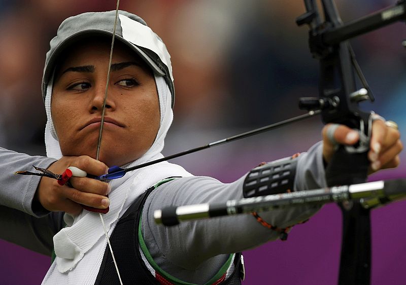 La iraní Zahra Dehghanabnavi prepara su arco.
