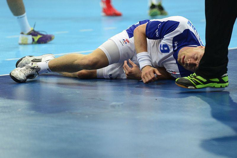 El islandés Gudjon Valur Sigurdsson cae durante una jugada en el partido de balonmano contra Túnez.