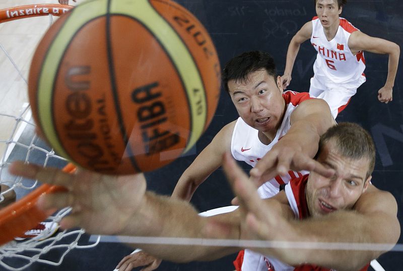 Vista del chino Wang Zhizhi y el ruso Sergey Monya durant el partido.