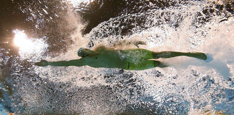 El brasileño Cesar Cielo nadando en la clasificación de los 100m estilo libre.