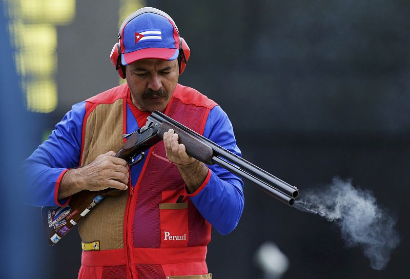 El cubano Guillermo Alfredo Torres durante una competición de tiro olímpico.