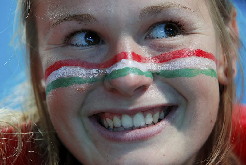 Una aficionada húngara sonríe con la bandera de su país pintada en la cara.