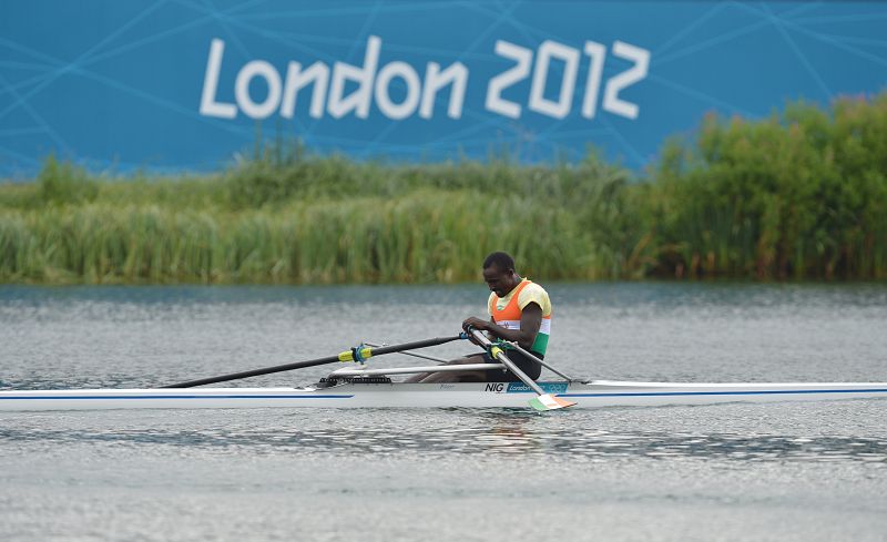 El nigeriano Hamadou Djibo Issaka con su piragüa antes de la competición.
