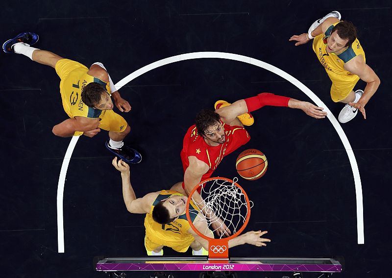 Pau Gasol peleando por la pelota durante el partido de baloncesto Australia-España.