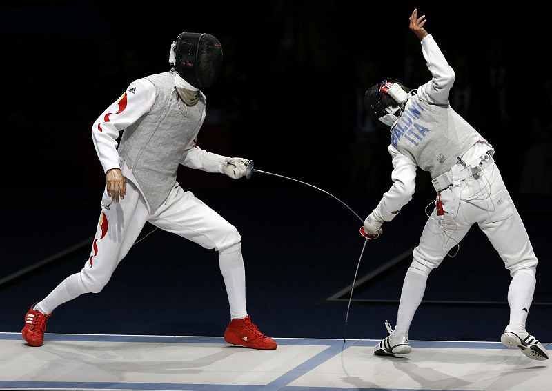 El tirador italiano Andrea Baldini (d) ante el chino Lei Sheng en la semifinal masculina individual de florete de los Juegos Olímpicos de Londres 2012.