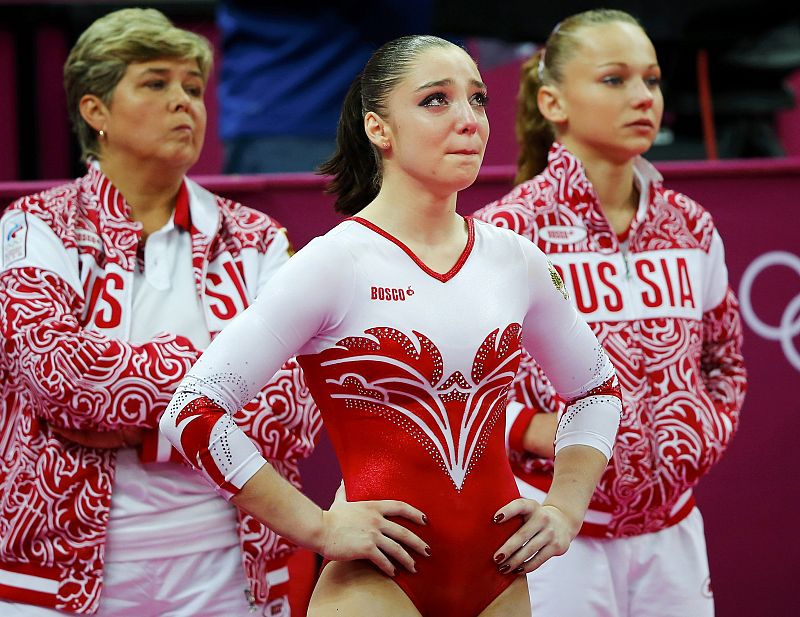 La rusa Aliya Mustafina viendo los resultados de la final de gimnasia artística femenina.