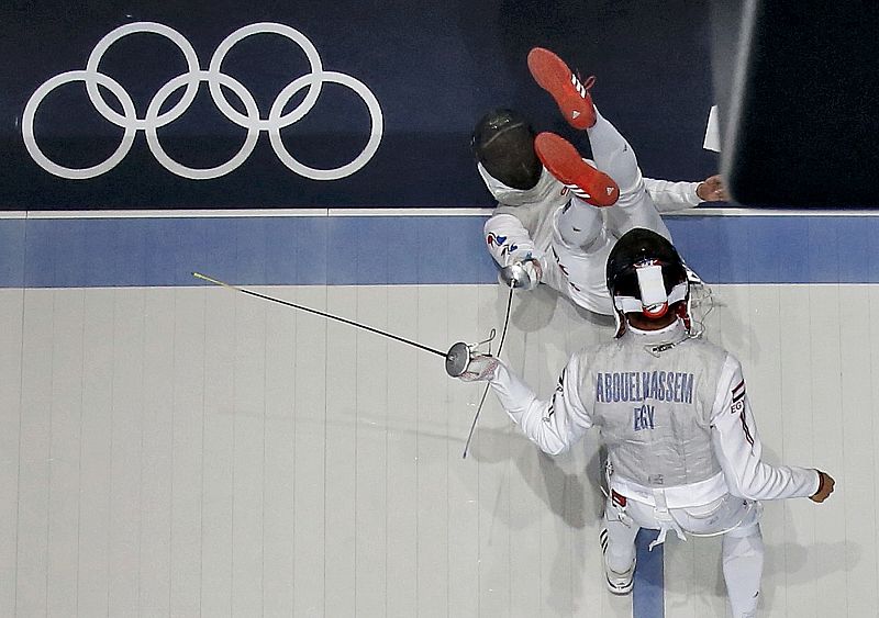 El surcoreano Choi Byungchul contra el egipcio Alaaeldin Abouelkassem durante la semifinal de esgrima de los Juegos.