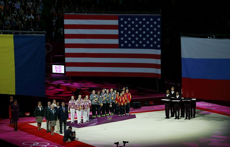 Vista general de la ceremonia de entrega de medallas en la categoría de gimnasia artística.