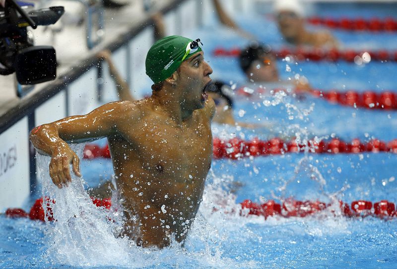 El nadador sudafricano Chad le Clos celebra su victoria en la final de los 200 metros mariposa de los Juegos.
