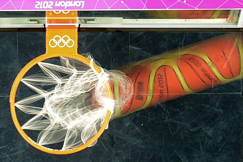 El balón de baloncesto entra en la canasta.