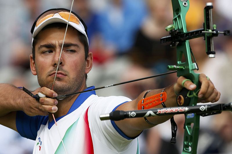 El italiano Mauro Nespoli preparando su arco.