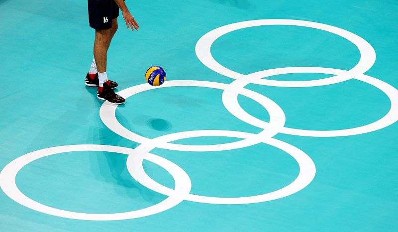 Lucas Saatkamp de Brasil prepara un servicio ante Rusia.