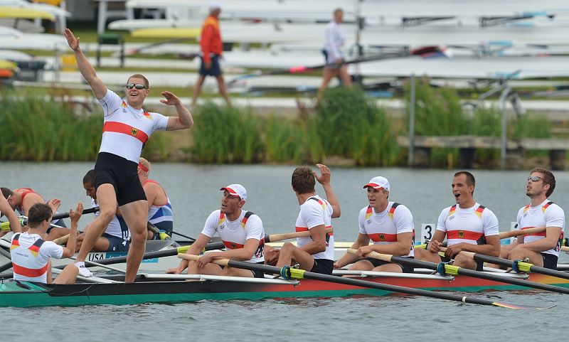 La embarcación alemana de ocho con timonel celebra su victoria en el complejo de Eton Dorney,