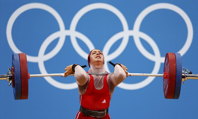 La tunecina Ghada Hassine compite en la categoría de -69 kg en halterofilia.