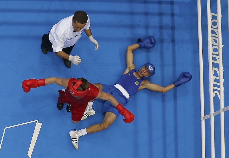 El ruso Sergey Vodopiyanov celebra su victoria ante el brasileño Robenilson Vierira de Jesus en los octavos de final de -56 kg.