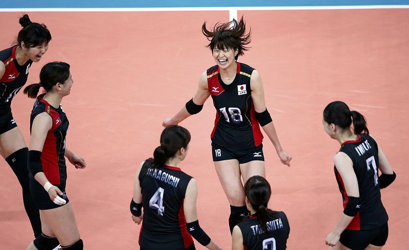 Las jugadoras japonesas celebran la victoria ante República Dominicana durante el partido del Grupo A de volley femenino.