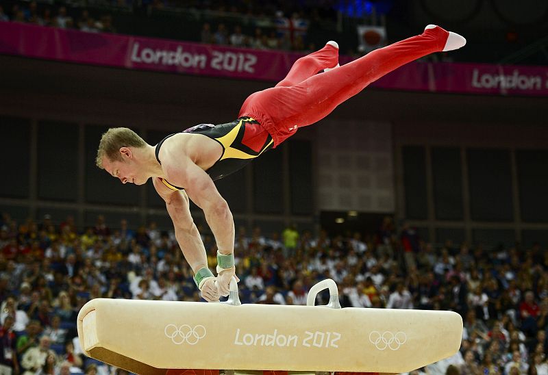 El alemán Fabian Hambuchen compite durante la final de gimnasia artística masculina