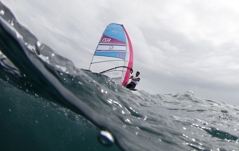 El israeli Sahar Zubaria se prepara para la tercera carrera del RS:X masculino