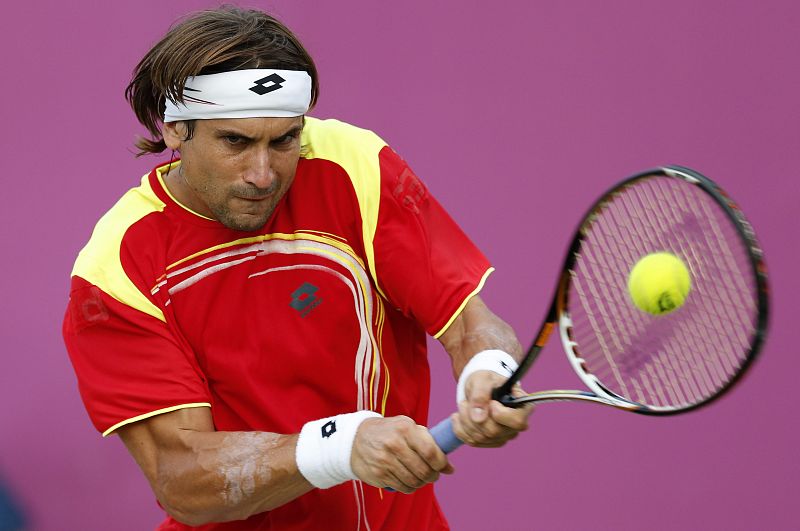 El tenista David Ferrer, durante el partido que ha disputado contra el japonés, Kei Nishikori, en la quinta jornada de tenis de los Juegos Olímpicos de Londres 2012, disputado en Wimbledon y que perdió por el resultado de 6-0,6-3 y 6-4.